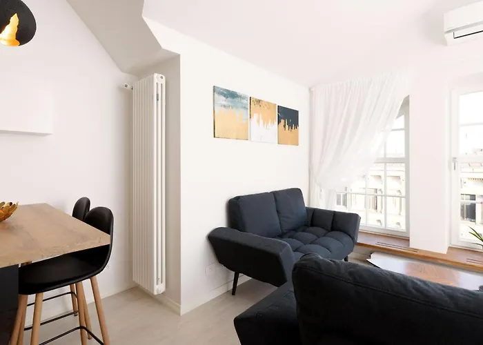 Bright Attic Flat In The Centre
